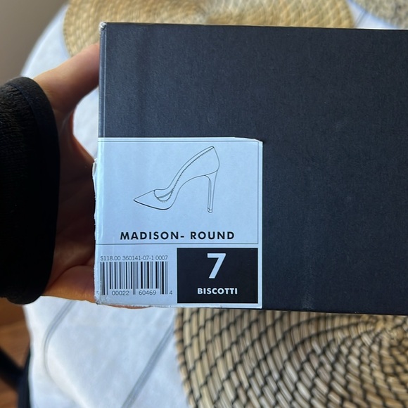 Banana Republic Madison Pump - size 7, like new condition - Picture 7 of 7